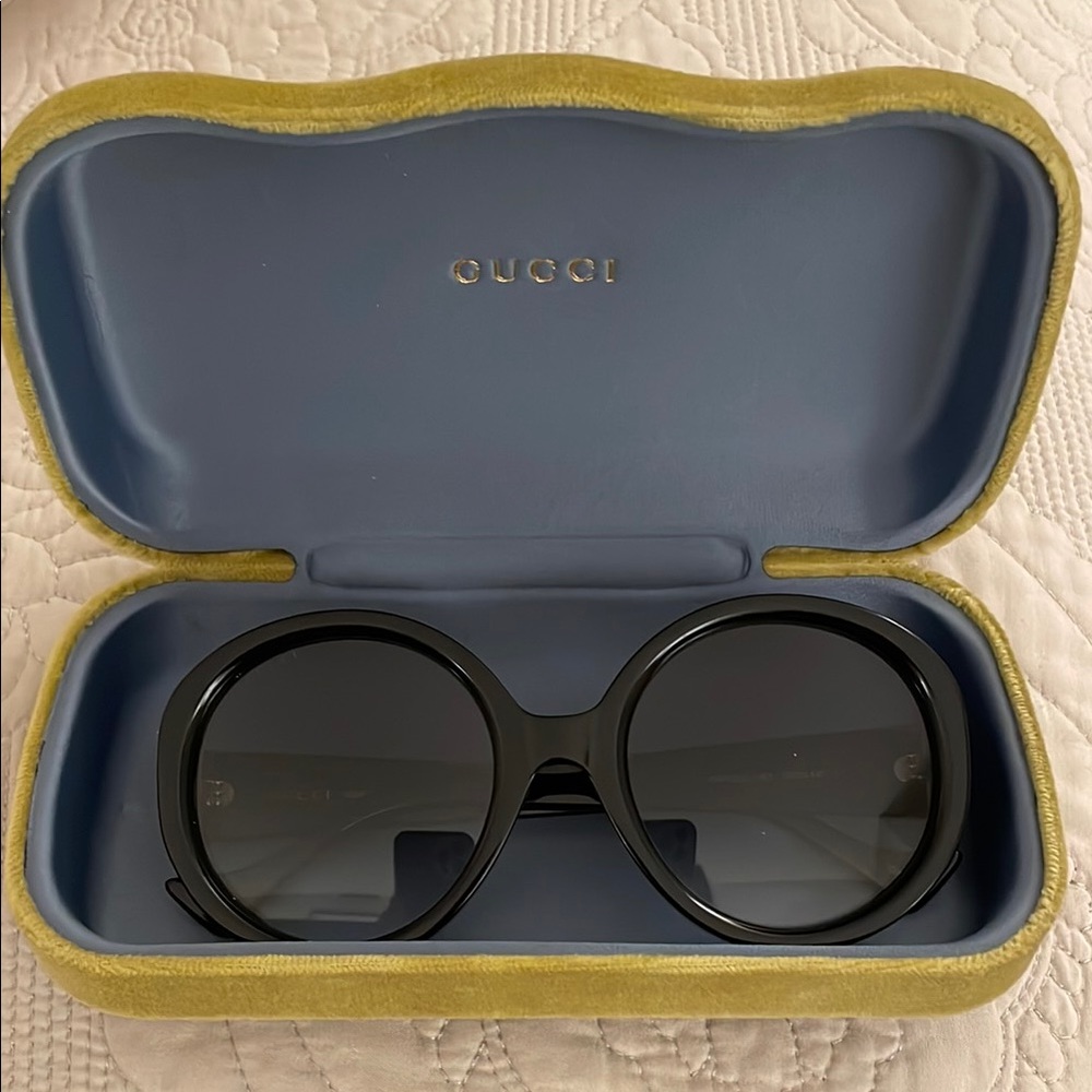 Gucci Elegant Black Sunglasses